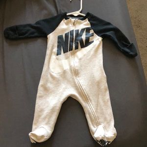 Nike onesie 0-3 mos